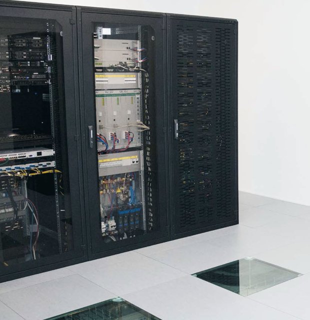 Serverové racky a zdvojená podlaha v dátovom centre DATATOP